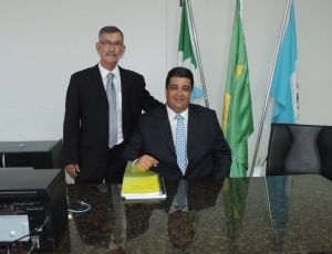 Vereador presidente Almir e prefeito Delano no gabinete da prefeitura
