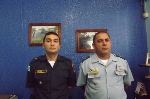 Comandante, o aspirante de oficial, Renato Imai, e o tenente Silvio de Oliveira