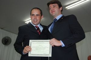 Vice-prefeito Rogrio Rosalin, recebendo diploma  do promotor justia Bolvar Luiz