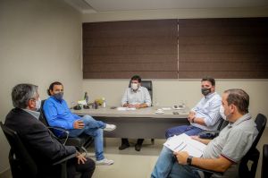 O presidente Valdir Jnior durante reunio com o diretor da Fundesporte, Marcelo Miranda (azul)