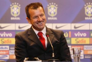 Dunga acumula oito vitrias em oito jogos pelo Brasil desde que retomou o comando tcnico