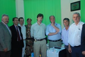 Delegado Cleverson recebendo os equipamento do Prefeito Baird