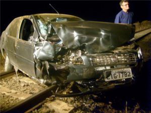 Veculo destrudo ainda sobre os trilhos depois de ter sido arrastado pelo Trem