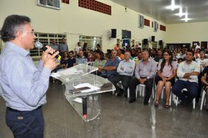 Juiz proferindo palestra