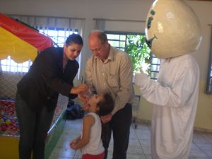 Prefeito Baird participando da campanha de vacinao em Costa Rica
