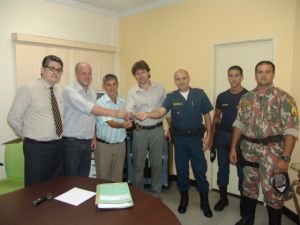 Prefeito entregando as chaves das residencia as foras policiais