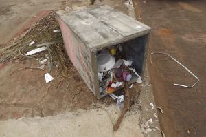 lixeira de concreto quebrada
