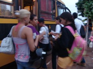  Cabos eleitorais abordando os alunos
