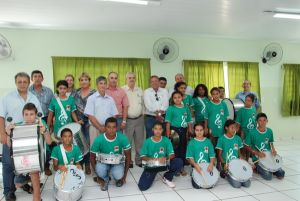 Alunos com os  instrumentos musicais 