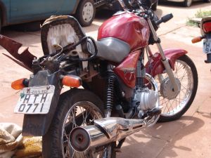 Moto no ptio da delegacia de Costa Rica