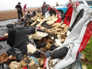 Veiculo destruido e drogas espalhadas na pista