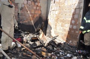 Interior do quarto totalmente destruido
