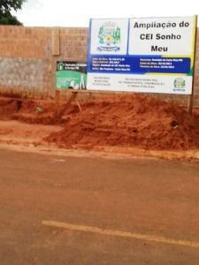 Terra vermelha amontoada no passeio