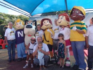 Prefeito com as a crianas, e a Turma do Nosso Amiguinho