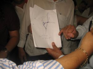 Governador apresentado o traado das rodovias