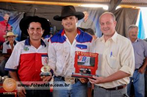Patro Derli e prefeito Baird na entrega de trofu para laador