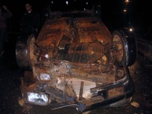 O veculo com as quatro rodas para o alto no meio da avenida 