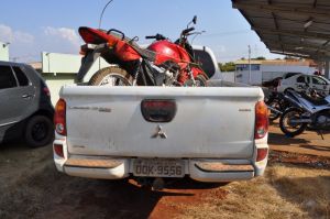Camionete e moto no ptio da delegacia 