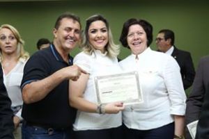 Alinne acompanhada de seus pais