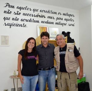 O casal com o delegado ao centro na foto