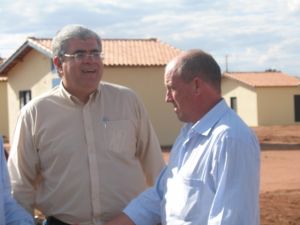 O Secretrio de Habitao, Carlos Marun e o prefeito Jesus Queiroz Baird