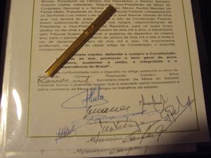 O termo de posse assinado por Lula em 2003 e a caneta cedida pelo presidente do Congresso, Ramez Teb