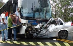 Os quatro ocupantes do carro morreram na hora 