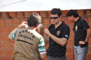 Os peritos Criminal e o delegado Cleversom Alves na residncia onde aconteceu o crime