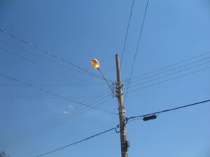 Postes de iluminao pblica acesso em pelna luz do dia