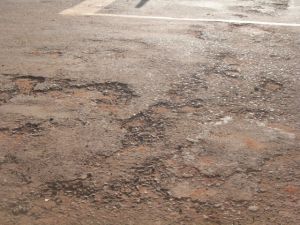 Ruas da cidade com lama asfltica em pssimas condies
