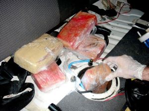 Policial retira 7 kg de cocana que estavam escondidos no tanque de combustvel de um carro