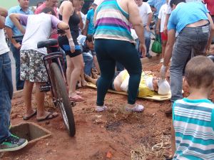 Uma das vitima do acidente sendo socorrida
