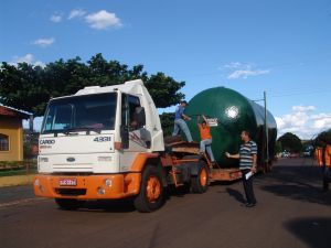  Populares ajudando o motorista