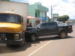 Caminho  bateu na caminhonete e subiu na calada