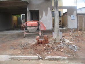 Entulhou na calada em frente  residncia do vereador Maia
