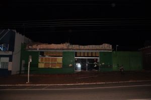Supermercado da cidade onde a fechada foi desloca para o interior do prdio causando danos