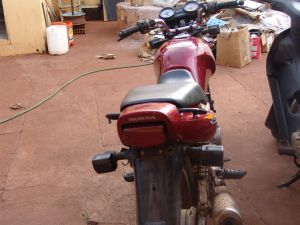 Moto no ptio da delegacia de Costa Rica
