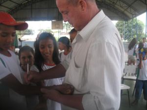 Prefeito  Baird, com as crianas, descontrao e autgrafo