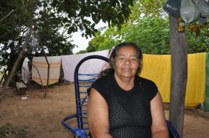 Dona Diva aguarda a edificao da casa com alegria