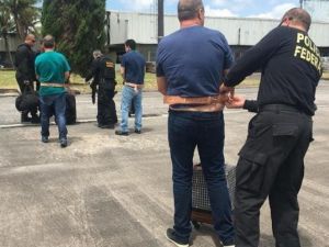 Alemo, um dos quatro patres da quadrilha, e outros presos em um resort em Macei, em setembro