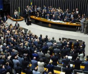 Plano de carreira idealizado pela Mesa da Cmara permitir a servidores aumento que pode chegar a at