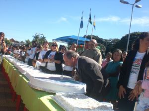 Prefeito  Baird apagando  as velas do bolo 