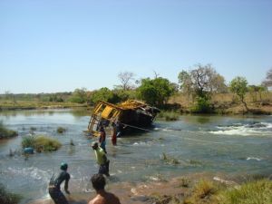 Um caminho carregado com 460 botijes de gs caiu dentro do rio Sucuri em Costa Rica