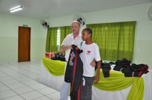 Prefeito Baird entregando uniformes para os atletas