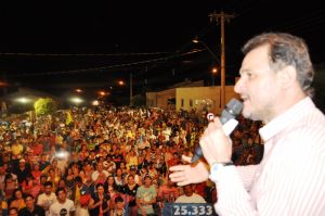 Waldeli  discursando para milhares de pessoas