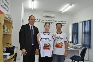 Delegada recebe camiseta da campanha