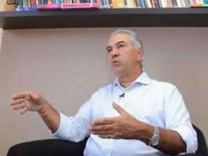 Governador Reinaldo Azambuja (PSDB) durante entrevista
