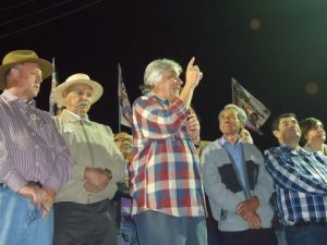 Delcdio ao lodo dos ex-prefeitos Joo e Juco e do prefeito Baird