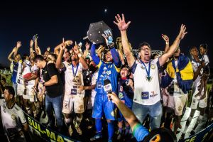 Jogadores do CREC levantando a taa de campeo de MS em 2021 