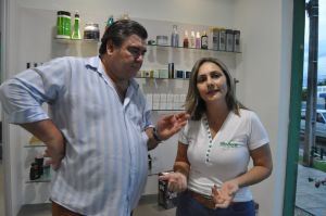 Os profissionais da beleza Moises e Rosangela